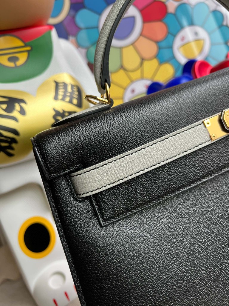Hermès(爱马仕)Kelly 凯莉包 Chevre 山羊皮 黑色 拼 海鸥灰 金扣 32cm 顶级手缝 现货-拉尔森鳄鱼皮具定制 - 爱马仕包包官网 Hermès(爱马仕)Kelly 凯莉包 Chevre 山羊皮 黑色 拼 海鸥灰 金扣 32cm 顶级手缝 现货