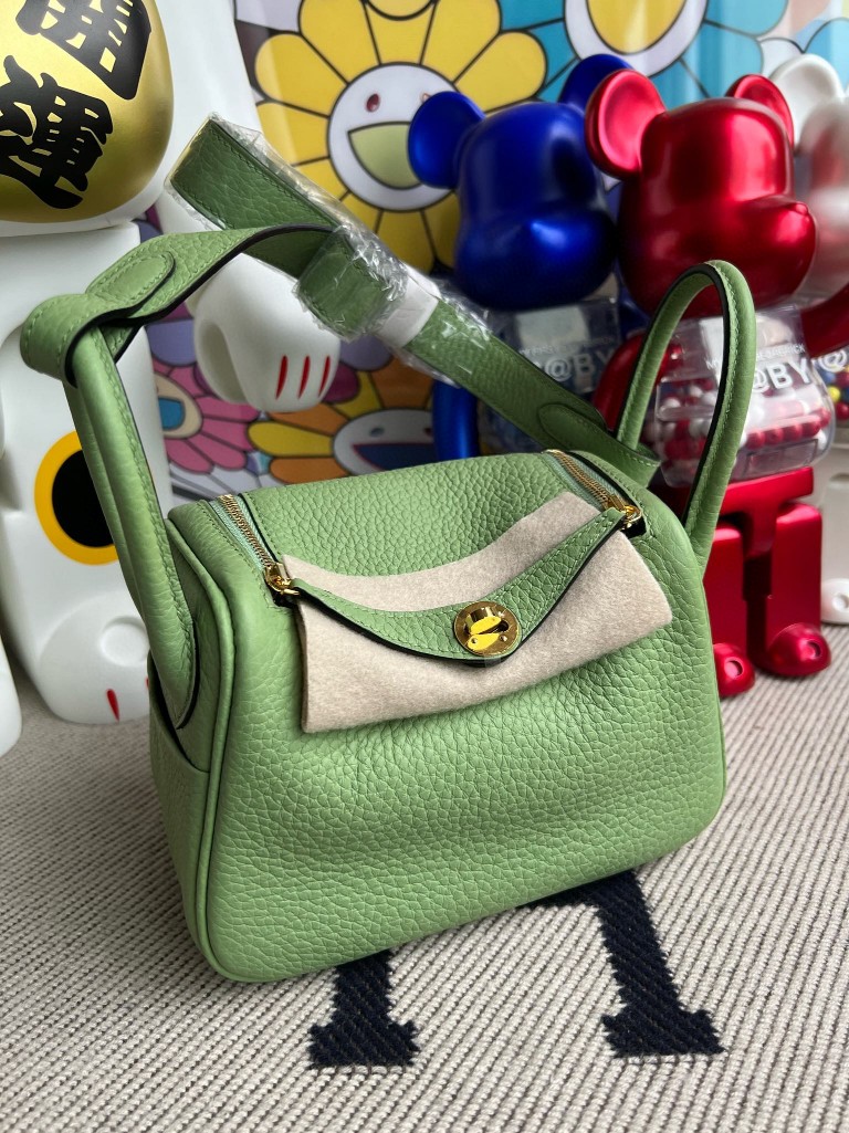 Hermès(爱马仕)Mini lindy 迷你琳迪包 Taurillon Clemence 3I 牛油果绿 金扣 顶级手缝-拉尔森鳄鱼皮具定制 - 爱马仕包包官网 Hermès(爱马仕)Mini lindy 迷你琳迪包 Taurillon Clemence 3I 牛油果绿 金扣 顶级手缝