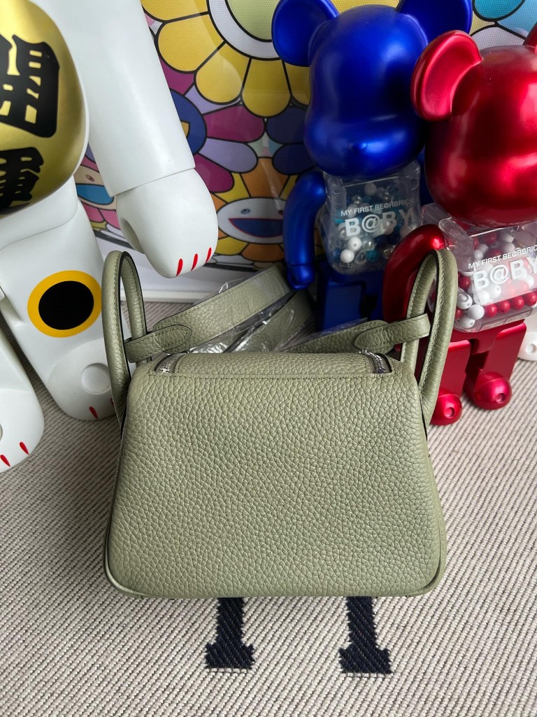 Hermès(爱马仕)Mini lindy 迷你琳迪包 Taurillon Clemence Q1 鼠尾绿 Sauge 银扣 顶级手缝-拉尔森鳄鱼皮具定制 - 爱马仕包包官网 Hermès(爱马仕)Mini lindy 迷你琳迪包 Taurillon Clemence Q1 鼠尾绿 Sauge 银扣 顶级手缝