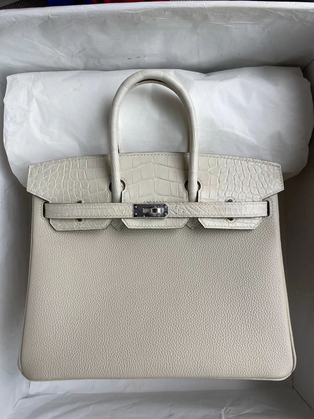 Hermès(爱马仕)Birkin 铂金包 Touch 雾面美洲鳄鱼 Ck10 奶昔白 拼 8L 奶油白 银扣 25cm-拉尔森鳄鱼皮具定制 - 爱马仕包包官网 Hermès(爱马仕)Birkin 铂金包 Touch 雾面美洲鳄鱼 Ck10 奶昔白 拼 8L 奶油白 银扣 25cm