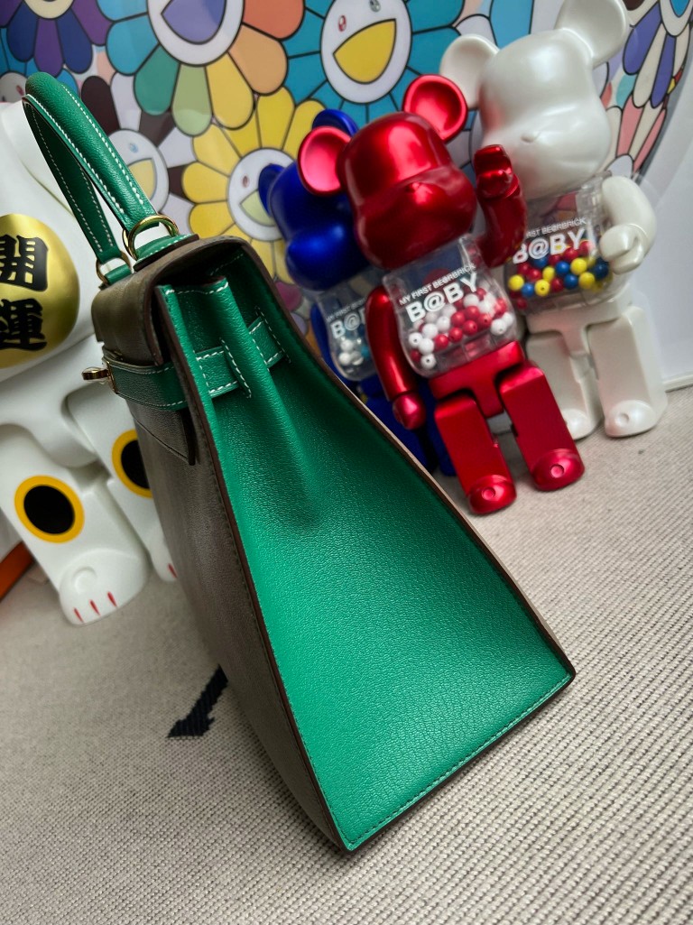 Hermès(爱马仕)Kelly 凯莉包 Chevre 山羊皮 大象灰 拼 丝绒绿 金扣 32cm 顶级手缝 现货-拉尔森鳄鱼皮具定制 - 爱马仕包包官网 Hermès(爱马仕)Kelly 凯莉包 Chevre 山羊皮 大象灰 拼 丝绒绿 金扣 32cm 顶级手缝 现货