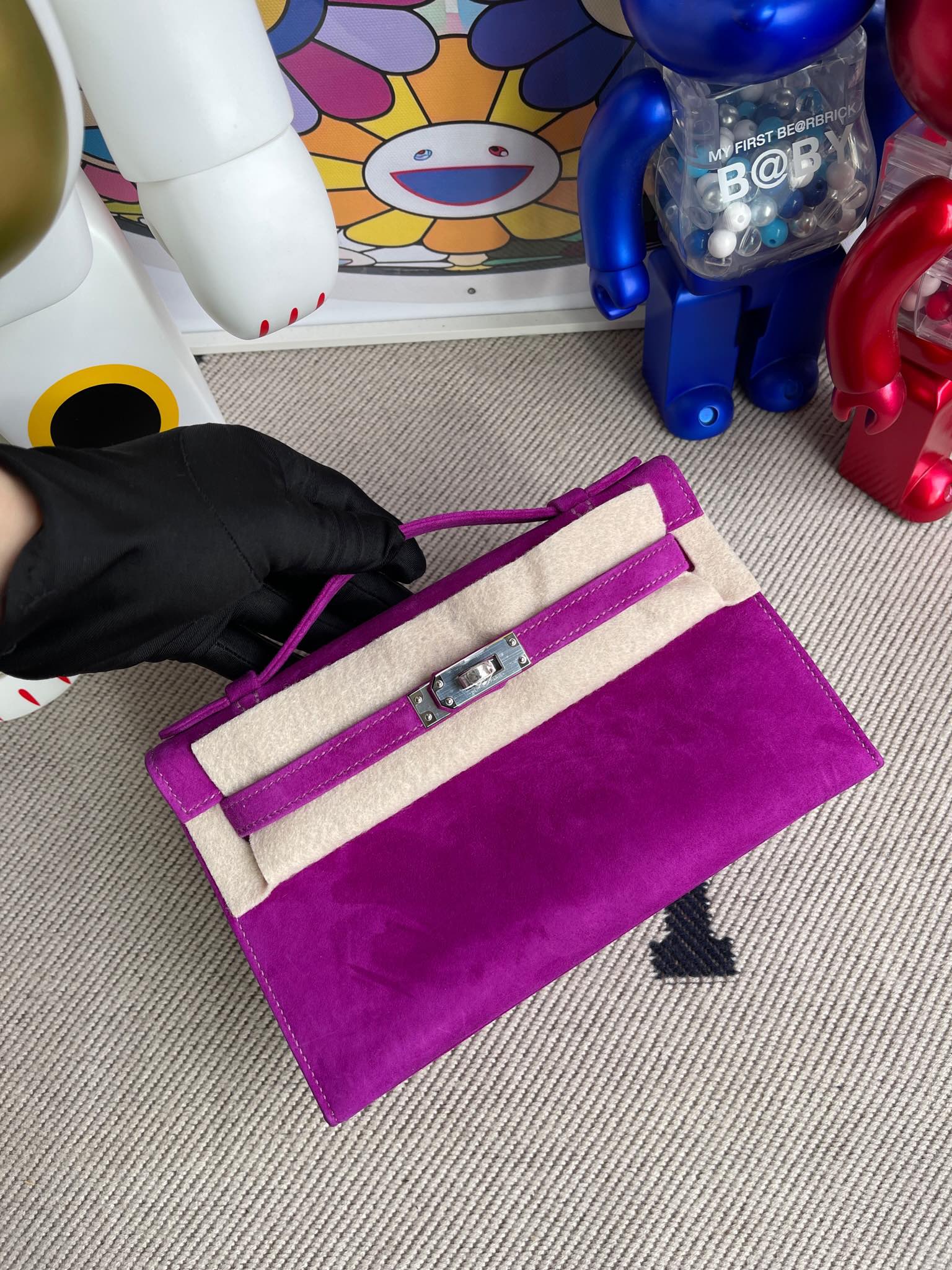 Hermès(爱马仕)Mini kelly pochette 麂皮 紫色 银扣 22cm 晚宴包 顶级手缝-拉尔森鳄鱼皮具定制 - 爱马仕包包官网 Hermès(爱马仕)Mini kelly pochette 麂皮 紫色 银扣 22cm 晚宴包 顶级手缝