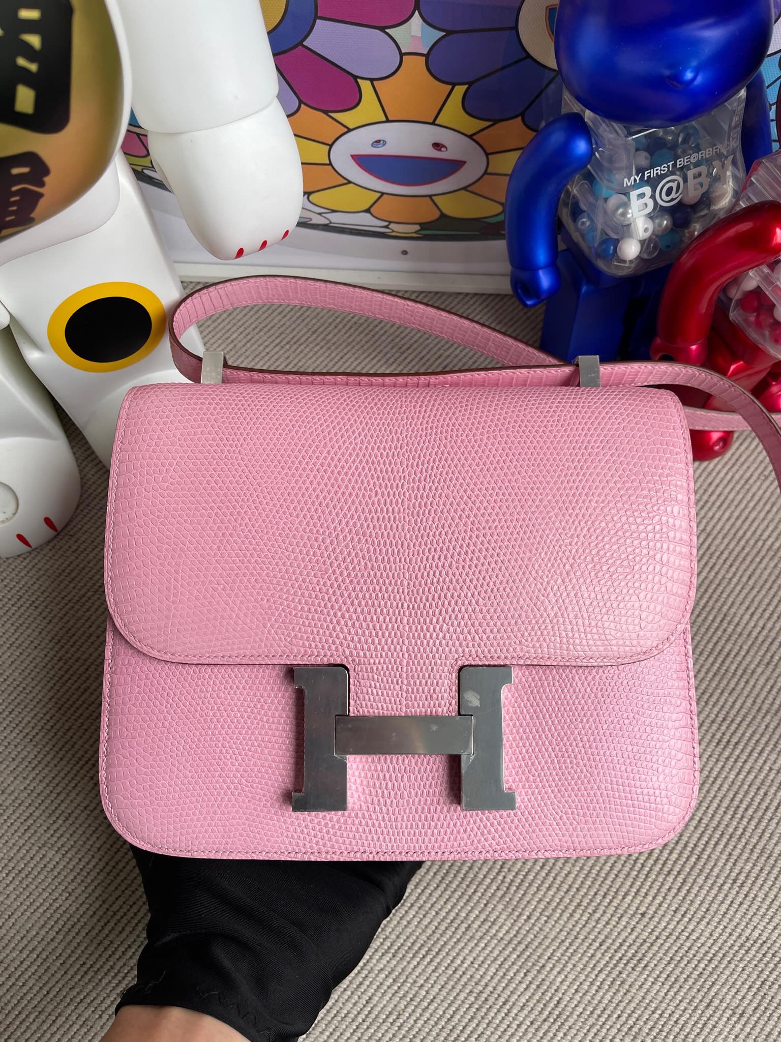 Hermès(爱马仕)Constance lizard 进口亮面蜥蜴 3Q粉 芭比粉 银扣 24cm 顶级手缝-拉尔森鳄鱼皮具定制 - 爱马仕包包官网 Hermès(爱马仕)Constance lizard 进口亮面蜥蜴 3Q粉 芭比粉 银扣 24cm 顶级手缝