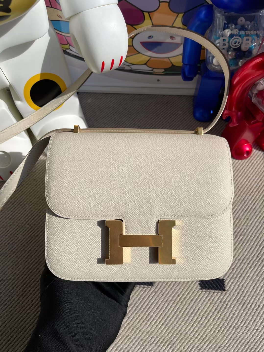 Hermès(爱马仕)Constance 康斯坦斯 Epsom Ck10 奶昔白 内拼 6O 松柏绿 金扣 19cm 顶级工艺 全手工缝制-拉尔森鳄鱼皮具定制 - 爱马仕包包官网 Hermès(爱马仕)Constance 康斯坦斯 Epsom Ck10 奶昔白 内拼 6O 松柏绿 金扣 19cm 顶级工艺 全手工缝制