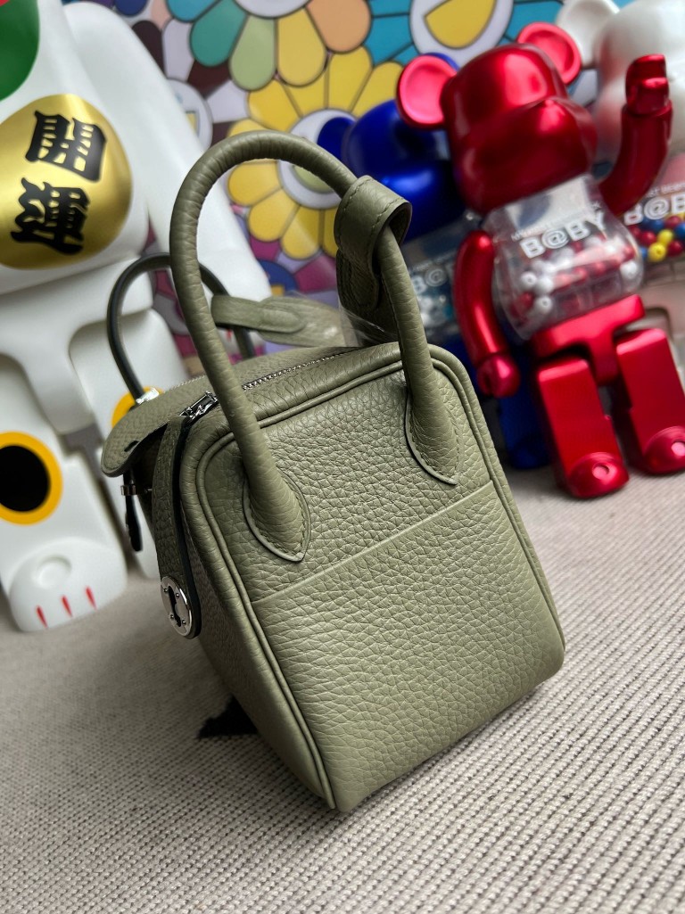 Hermès(爱马仕)Mini lindy 迷你琳迪包 Taurillon Clemence Q1 鼠尾绿 Sauge 银扣 顶级手缝-拉尔森鳄鱼皮具定制 - 爱马仕包包官网 Hermès(爱马仕)Mini lindy 迷你琳迪包 Taurillon Clemence Q1 鼠尾绿 Sauge 银扣 顶级手缝