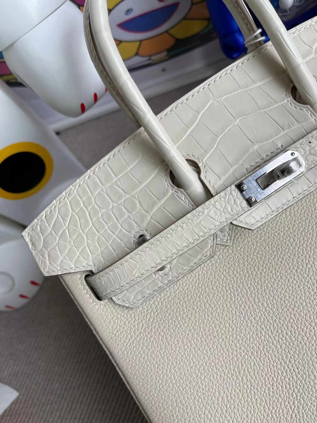 Hermès(爱马仕)Birkin 铂金包 Touch 雾面美洲鳄鱼 Ck10 奶昔白 拼 8L 奶油白 银扣 25cm-拉尔森鳄鱼皮具定制 - 爱马仕包包官网 Hermès(爱马仕)Birkin 铂金包 Touch 雾面美洲鳄鱼 Ck10 奶昔白 拼 8L 奶油白 银扣 25cm