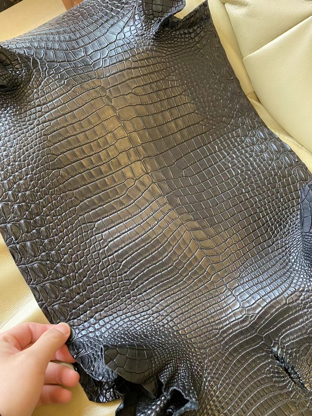 Hermès(爱马仕)新到皮 雾面 倒v 澳洲湾鳄 Ck89 黑色 Matte Porosus Crocodile-拉尔森鳄鱼皮具定制 - 爱马仕包包官网 Hermès(爱马仕)新到皮 雾面 倒v 澳洲湾鳄 Ck89 黑色 Matte Porosus Crocodile