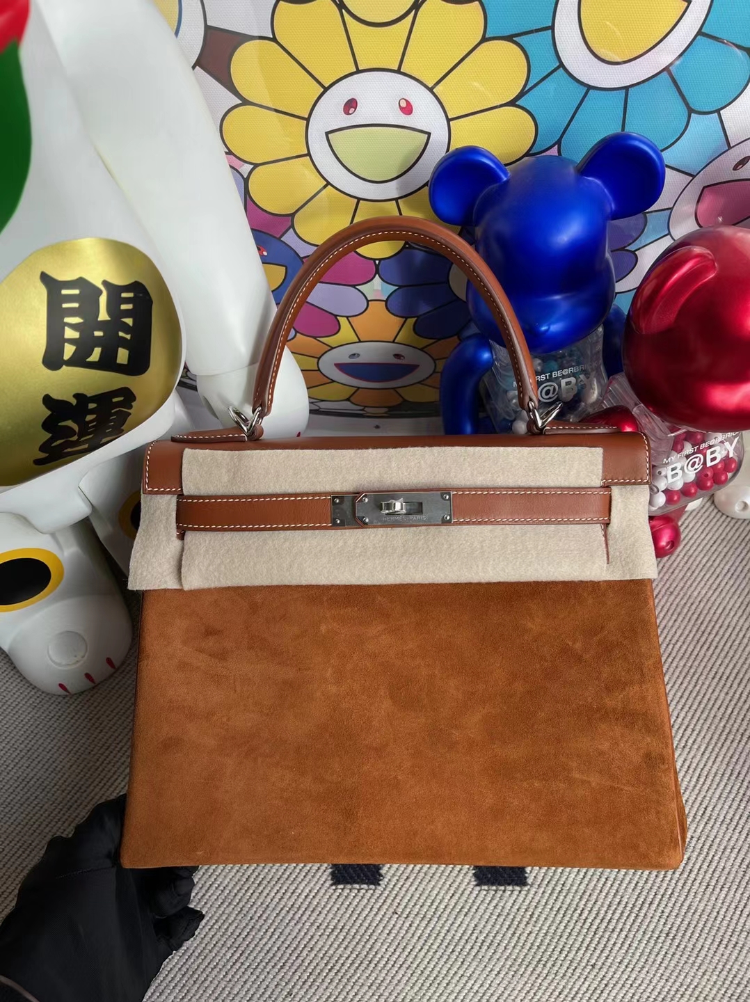 Hermès(爱马仕)Kelly 凯莉包 麂皮 拼 平纹马鞍皮 Ck37 金棕色 银扣 28cm 顶级工艺 全手工缝制-拉尔森鳄鱼皮具定制 - 爱马仕包包官网 Hermès(爱马仕)Kelly 凯莉包 麂皮 拼 平纹马鞍皮 Ck37 金棕色 银扣 28cm 顶级工艺 全手工缝制