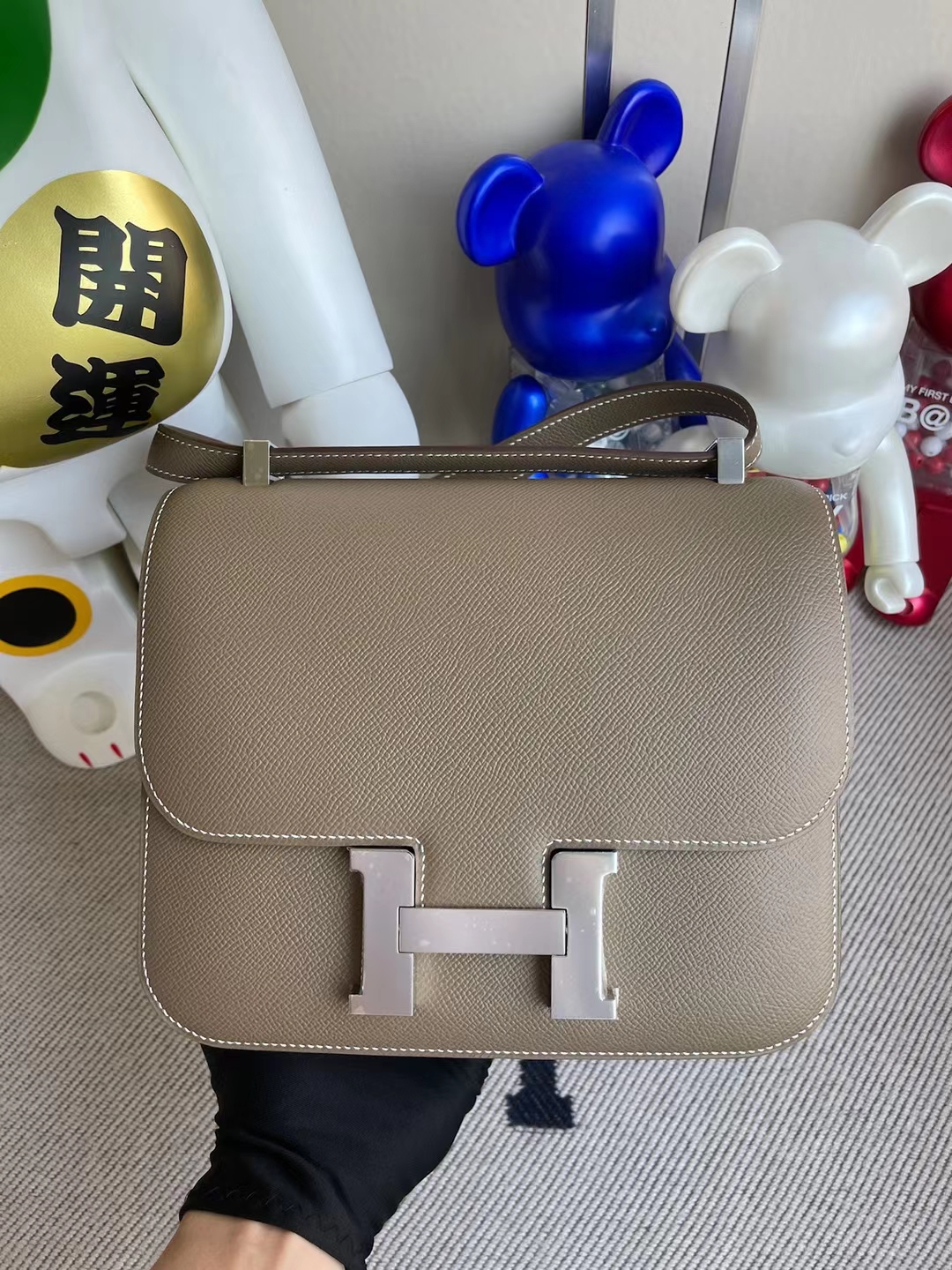 Hermès(爱马仕)Constance 空姐包 Ck18 大象灰 银扣 24cm 顶级工艺 全手工缝制-拉尔森鳄鱼皮具定制 - 爱马仕包包官网 Hermès(爱马仕)Constance 空姐包 Ck18 大象灰 银扣 24cm 顶级工艺 全手工缝制