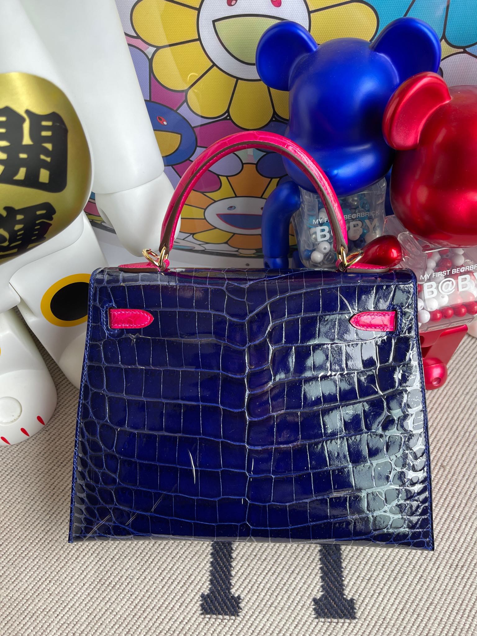 Hermès(爱马仕)kelly 凯莉包 Crocodile shiny 亮面鳄鱼 7T 电光蓝 拼 J5 天方夜谭粉紫 金扣 25cm 顶级手缝-拉尔森鳄鱼皮具定制 - 爱马仕包包官网 Hermès(爱马仕)kelly 凯莉包 Crocodile shiny 亮面鳄鱼 7T 电光蓝 拼 J5 天方夜谭粉紫 金扣 25cm 顶级手缝