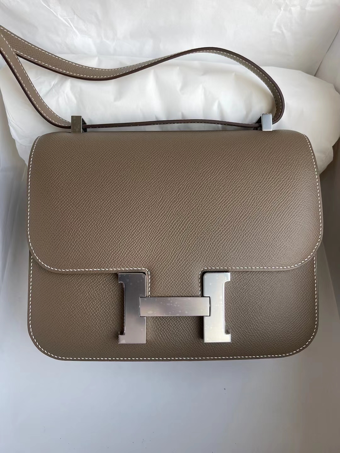 Hermès(爱马仕)Constance 空姐包 Ck18 大象灰 银扣 24cm 顶级工艺 全手工缝制-拉尔森鳄鱼皮具定制 - 爱马仕包包官网 Hermès(爱马仕)Constance 空姐包 Ck18 大象灰 银扣 24cm 顶级工艺 全手工缝制