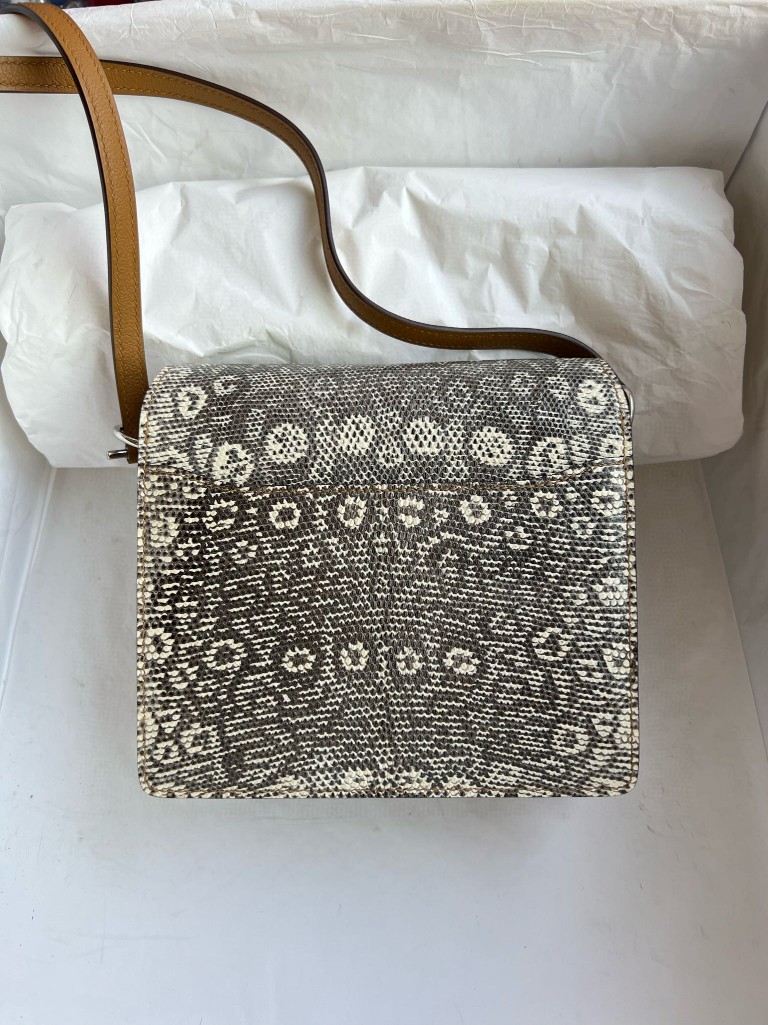 Hermès(爱马仕)Roulis 猪鼻子 evecolor 拼 蜥蜴 芝麻色 拼 自然色 银扣 18cm 顶级手缝-拉尔森鳄鱼皮具定制 - 爱马仕包包官网 Hermès(爱马仕)Roulis 猪鼻子 evecolor 拼 蜥蜴 芝麻色 拼 自然色 银扣 18cm 顶级手缝
