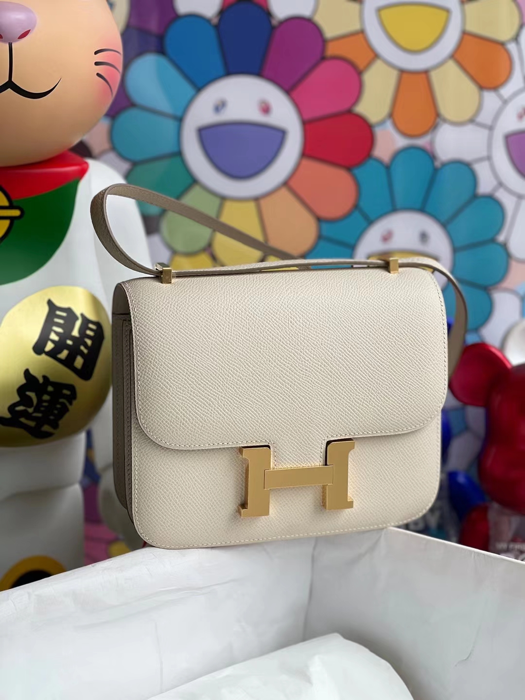 Hermès(爱马仕)Constance 康斯坦斯 Epsom Ck10 奶昔白 金扣 19cm Stock-拉尔森鳄鱼皮具定制 - 爱马仕包包官网 Hermès(爱马仕)Constance 康斯坦斯 Epsom Ck10 奶昔白 金扣 19cm Stock
