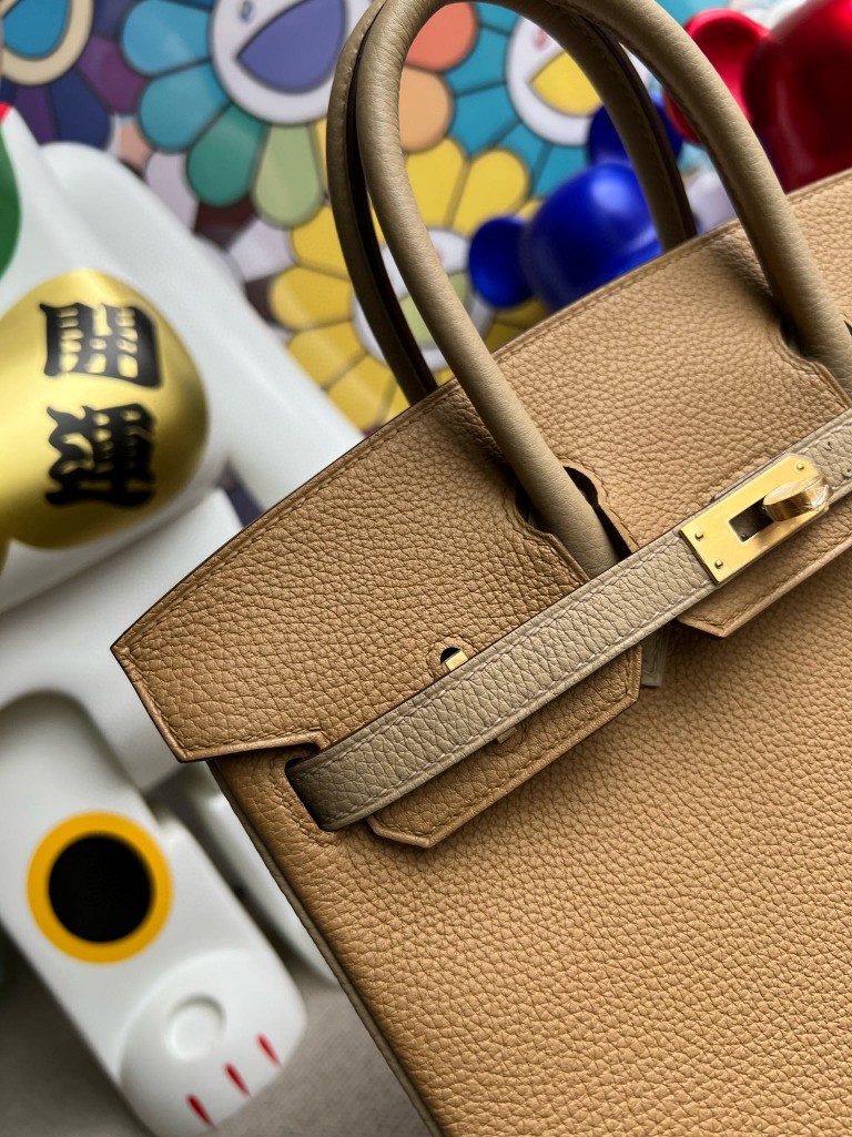 Hermès(爱马仕)Birkin 铂金包 原厂小牛皮 饼干色 拼 风衣灰 磨砂金扣 马蹄印 25cm 顶级手缝-拉尔森鳄鱼皮具定制 - 爱马仕包包官网 Hermès(爱马仕)Birkin 铂金包 原厂小牛皮 饼干色 拼 风衣灰 磨砂金扣 马蹄印 25cm 顶级手缝