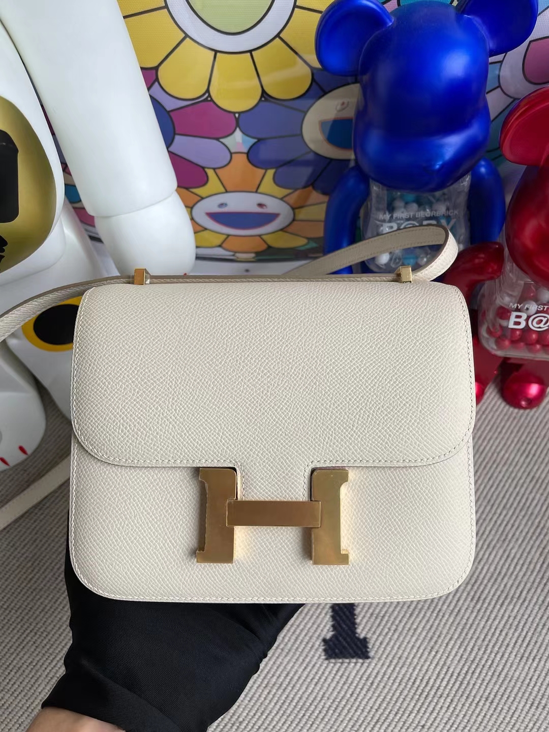 Hermès(爱马仕)Constance 康斯坦斯 Epsom Ck10 奶昔白 金扣 19cm Stock-拉尔森鳄鱼皮具定制 - 爱马仕包包官网 Hermès(爱马仕)Constance 康斯坦斯 Epsom Ck10 奶昔白 金扣 19cm Stock