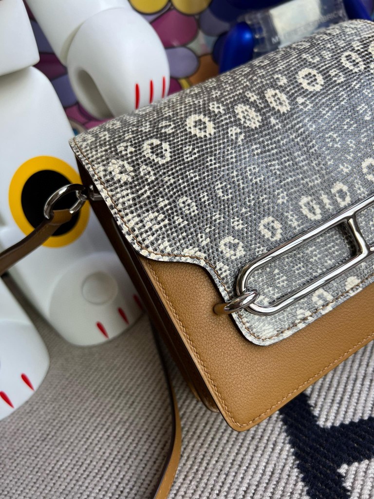 Hermès(爱马仕)Roulis 猪鼻子 evecolor 拼 蜥蜴 芝麻色 拼 自然色 银扣 18cm 顶级手缝-拉尔森鳄鱼皮具定制 - 爱马仕包包官网 Hermès(爱马仕)Roulis 猪鼻子 evecolor 拼 蜥蜴 芝麻色 拼 自然色 银扣 18cm 顶级手缝
