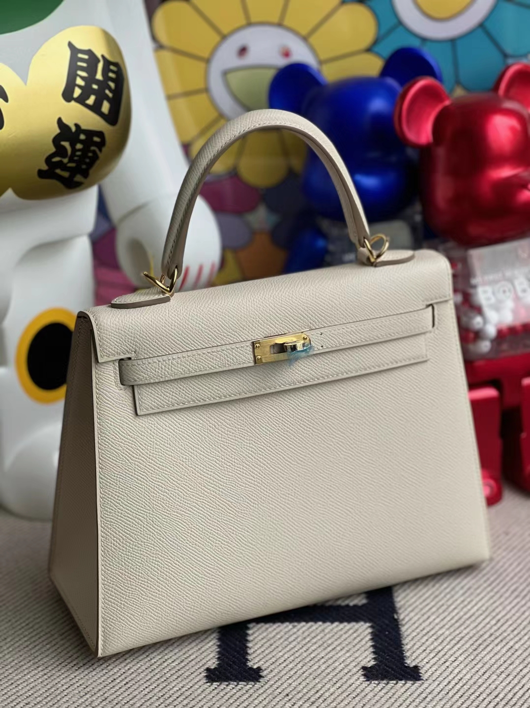 Hermès(爱马仕)Kelly 凯莉包 Epsom Ck10 奶昔白 金扣 25cm 顶级工艺 全手工缝制-拉尔森鳄鱼皮具定制 - 爱马仕包包官网 Hermès(爱马仕)Kelly 凯莉包 Epsom Ck10 奶昔白 金扣 25cm 顶级工艺 全手工缝制