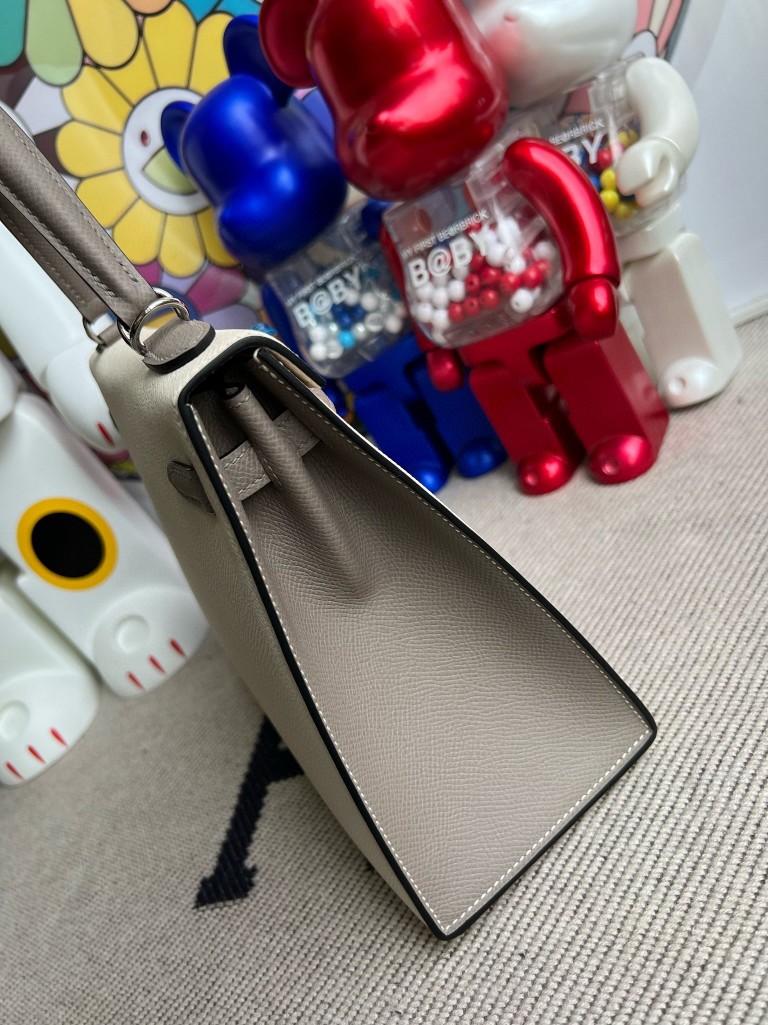 Hermès(爱马仕)Kelly 凯莉包 Epsom 原厂掌纹皮 ck10 奶昔白 拼 M8 沥青灰 银扣 25cm 马蹄印 顶级手缝-拉尔森鳄鱼皮具定制 - 爱马仕包包官网 Hermès(爱马仕)Kelly 凯莉包 Epsom 原厂掌纹皮 ck10 奶昔白 拼 M8 沥青灰 银扣 25cm 马蹄印 顶级手缝