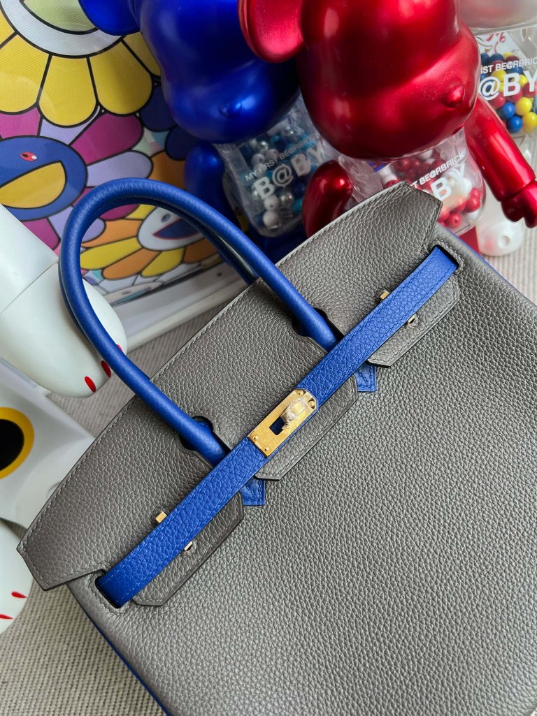 Hermès(爱马仕)Birkin 铂金包 原厂小牛皮 togo 8F 锡器灰 拼 琉璃蓝 金扣 马蹄印 25cm 顶级手缝-拉尔森鳄鱼皮具定制 - 爱马仕包包官网 Hermès(爱马仕)Birkin 铂金包 原厂小牛皮 togo 8F 锡器灰 拼 琉璃蓝 金扣 马蹄印 25cm 顶级手缝