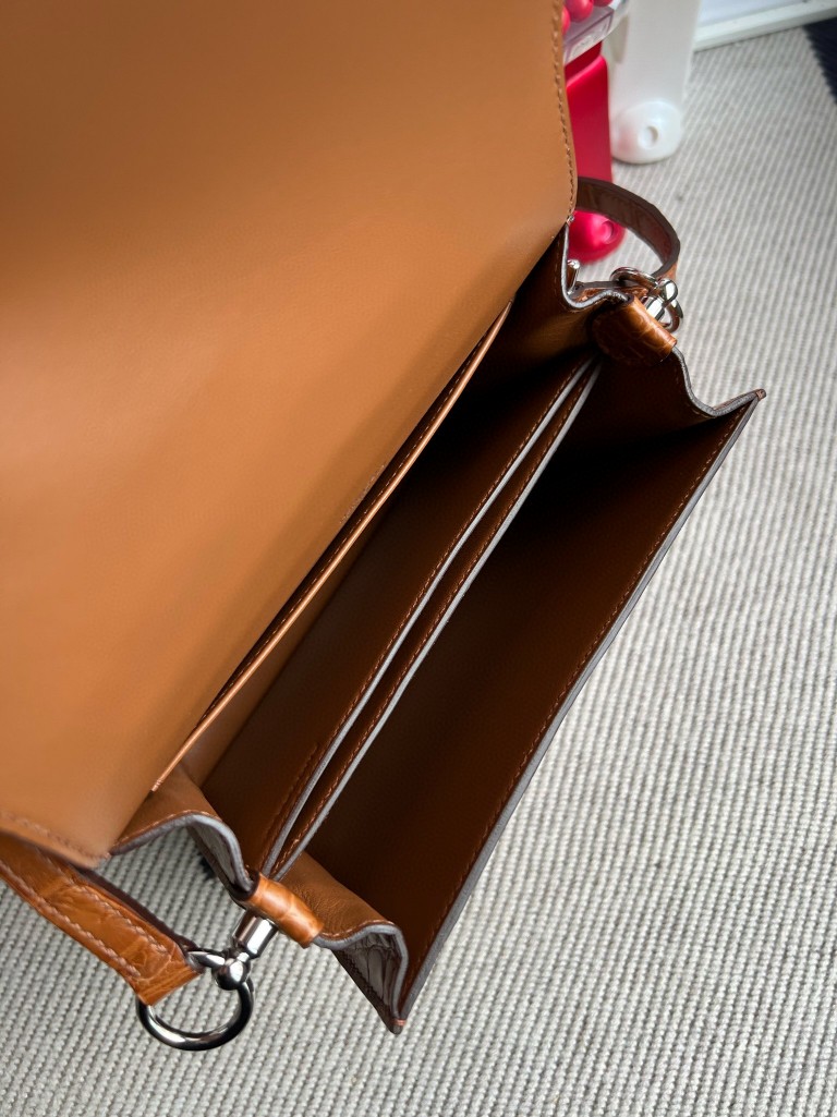 Hermès(爱马仕)Roulis 猪鼻子 Alligator matt 雾面鳄鱼 棕色 gold 银扣 18cm 顶级手缝-拉尔森鳄鱼皮具定制 - 爱马仕包包官网 Hermès(爱马仕)Roulis 猪鼻子 Alligator matt 雾面鳄鱼 棕色 gold 银扣 18cm 顶级手缝