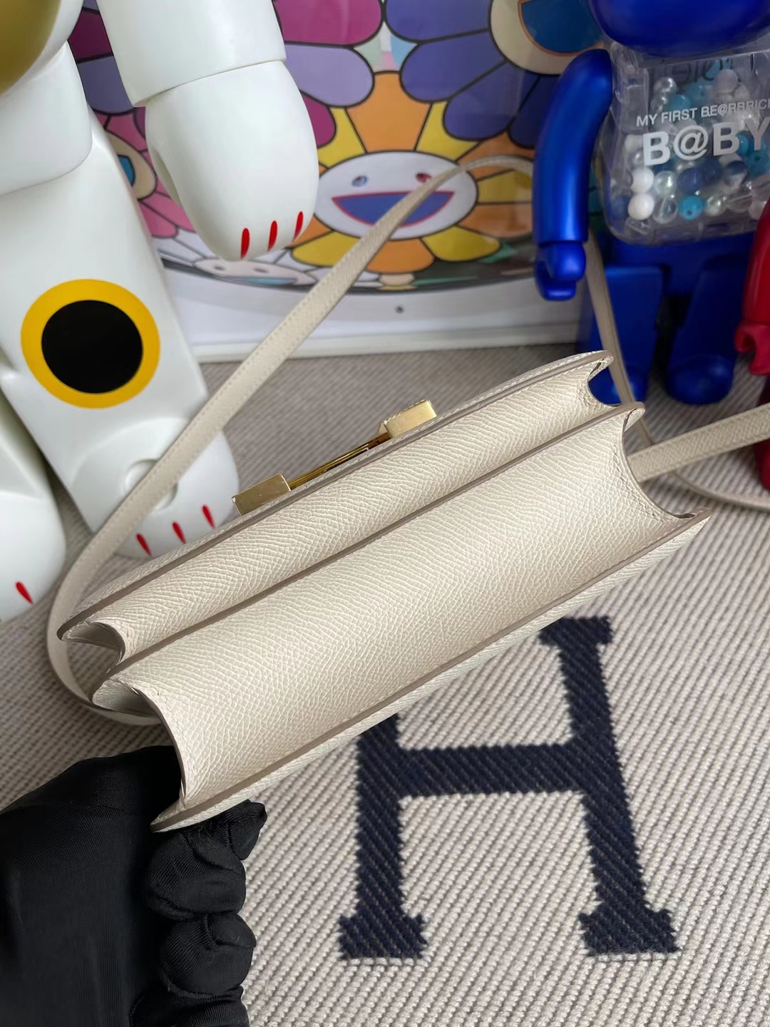 Hermès(爱马仕)Constance 康斯坦斯 Epsom Ck10 奶昔白 金扣 19cm Stock-拉尔森鳄鱼皮具定制 - 爱马仕包包官网 Hermès(爱马仕)Constance 康斯坦斯 Epsom Ck10 奶昔白 金扣 19cm Stock