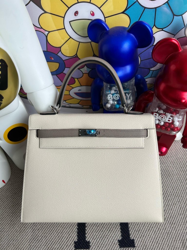 Hermès(爱马仕)Kelly 凯莉包 Epsom 原厂掌纹皮 ck10 奶昔白 拼 M8 沥青灰 银扣 25cm 马蹄印 顶级手缝-拉尔森鳄鱼皮具定制 - 爱马仕包包官网 Hermès(爱马仕)Kelly 凯莉包 Epsom 原厂掌纹皮 ck10 奶昔白 拼 M8 沥青灰 银扣 25cm 马蹄印 顶级手缝
