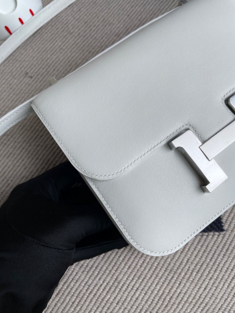 Hermès(爱马仕)Constance 康康 swift 纯白 white 银扣 18cm 顶级手缝-拉尔森鳄鱼皮具定制 - 爱马仕包包官网 Hermès(爱马仕)Constance 康康 swift 纯白 white 银扣 18cm 顶级手缝