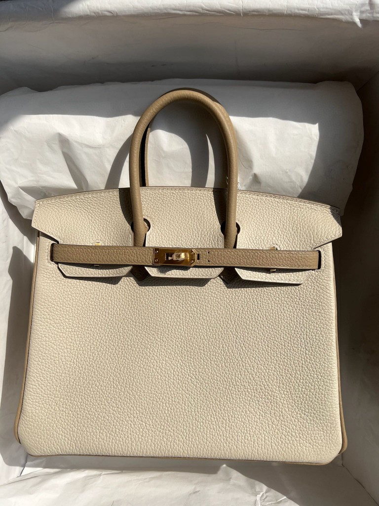 Hermès(爱马仕)Birkin 铂金包 原厂小牛皮 togo 奶昔白 拼 风衣灰 磨砂金扣 马蹄印 25cm 顶级手缝-拉尔森鳄鱼皮具定制 - 爱马仕包包官网 Hermès(爱马仕)Birkin 铂金包 原厂小牛皮 togo 奶昔白 拼 风衣灰 磨砂金扣 马蹄印 25cm 顶级手缝