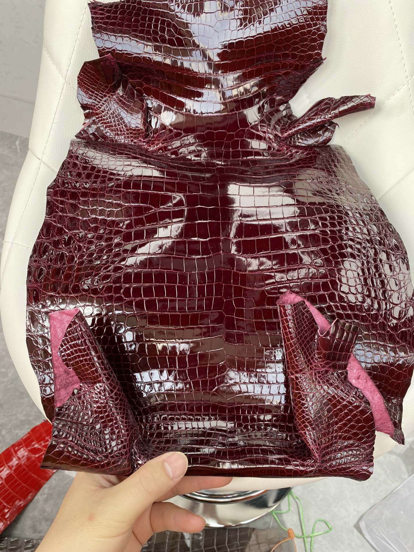 Hermès(爱马仕)新到鳄鱼 Porosus shiny 亮面澳洲湾鳄 ck57 波尔多酒红 Bordeaux-拉尔森鳄鱼皮具定制 - 爱马仕包包官网 Hermès(爱马仕)新到鳄鱼 Porosus shiny 亮面澳洲湾鳄 ck57 波尔多酒红 Bordeaux