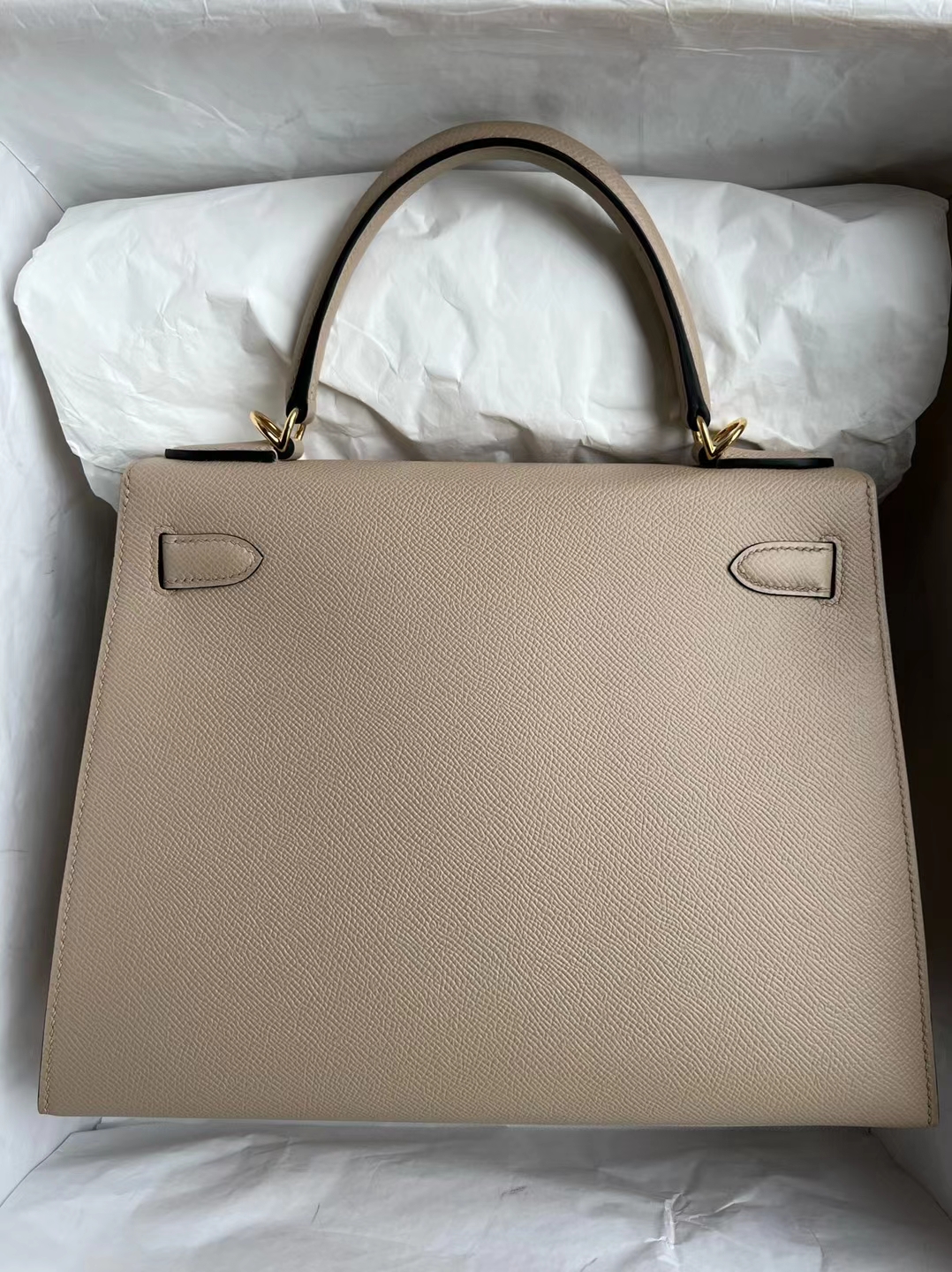 Hermès(爱马仕)Kelly 凯莉包 Epsom S2 风衣灰 金扣 28cm 顶级工艺 全手工缝制-拉尔森鳄鱼皮具定制 - 爱马仕包包官网 Hermès(爱马仕)Kelly 凯莉包 Epsom S2 风衣灰 金扣 28cm 顶级工艺 全手工缝制