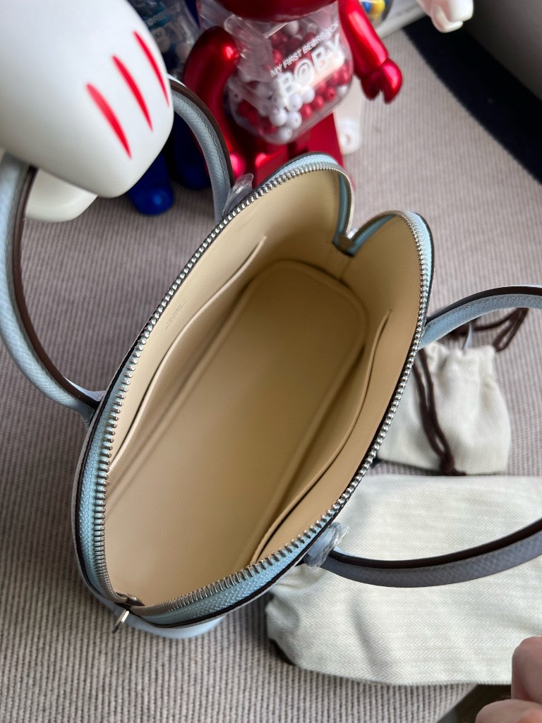 Hermès(爱马仕)Bolide 保龄球包 Epsom 雾蓝色 内拼 奶油白 银扣 25cm 顶级手缝-拉尔森鳄鱼皮具定制 - 爱马仕包包官网 Hermès(爱马仕)Bolide 保龄球包 Epsom 雾蓝色 内拼 奶油白 银扣 25cm 顶级手缝
