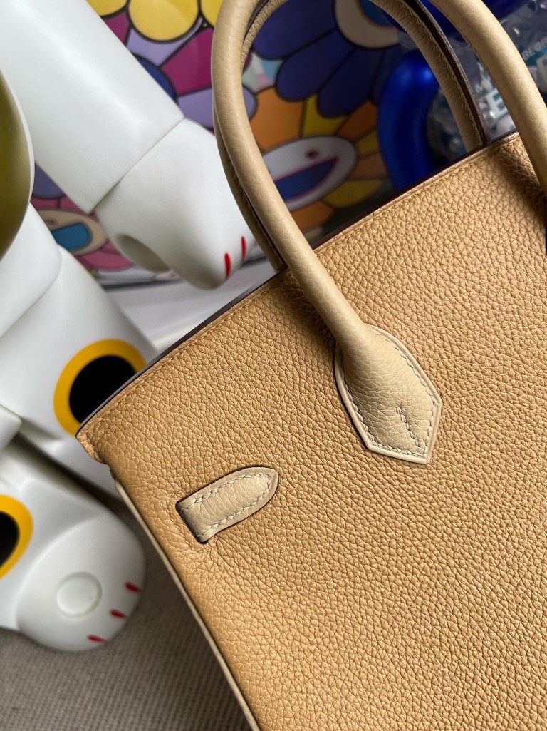 Hermès(爱马仕)Birkin 铂金包 原厂小牛皮 饼干色 拼 风衣灰 磨砂金扣 马蹄印 25cm 顶级手缝-拉尔森鳄鱼皮具定制 - 爱马仕包包官网 Hermès(爱马仕)Birkin 铂金包 原厂小牛皮 饼干色 拼 风衣灰 磨砂金扣 马蹄印 25cm 顶级手缝