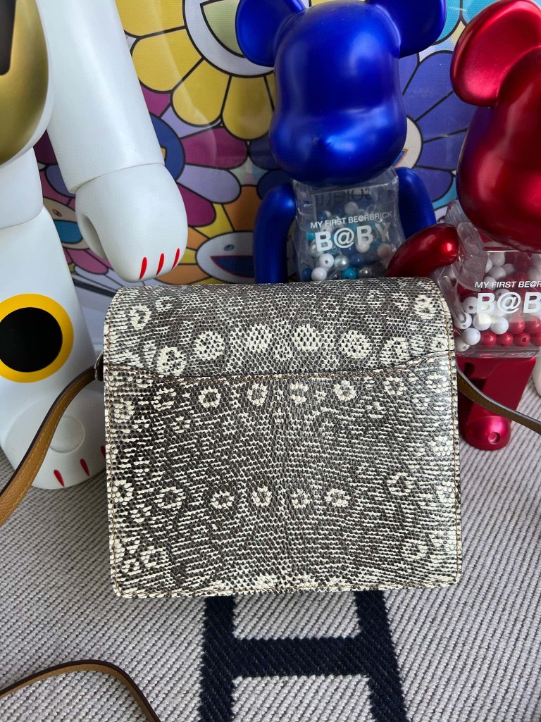 Hermès(爱马仕)Roulis 猪鼻子 evecolor 拼 蜥蜴 芝麻色 拼 自然色 银扣 18cm 顶级手缝-拉尔森鳄鱼皮具定制 - 爱马仕包包官网 Hermès(爱马仕)Roulis 猪鼻子 evecolor 拼 蜥蜴 芝麻色 拼 自然色 银扣 18cm 顶级手缝
