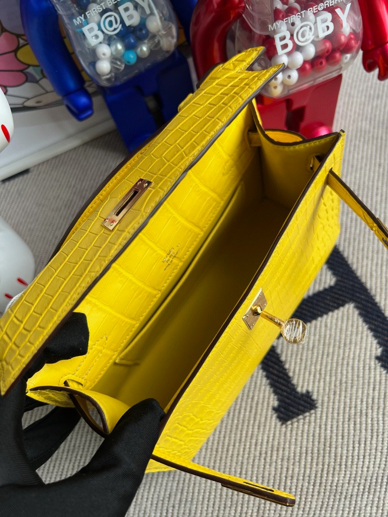Hermès(爱马仕)Mini kelly pochette Alligator matt 雾面鳄鱼 M9 金盏花黄 金扣 22cm 顶级手缝-拉尔森鳄鱼皮具定制 - 爱马仕包包官网 Hermès(爱马仕)Mini kelly pochette Alligator matt 雾面鳄鱼 M9 金盏花黄 金扣 22cm 顶级手缝