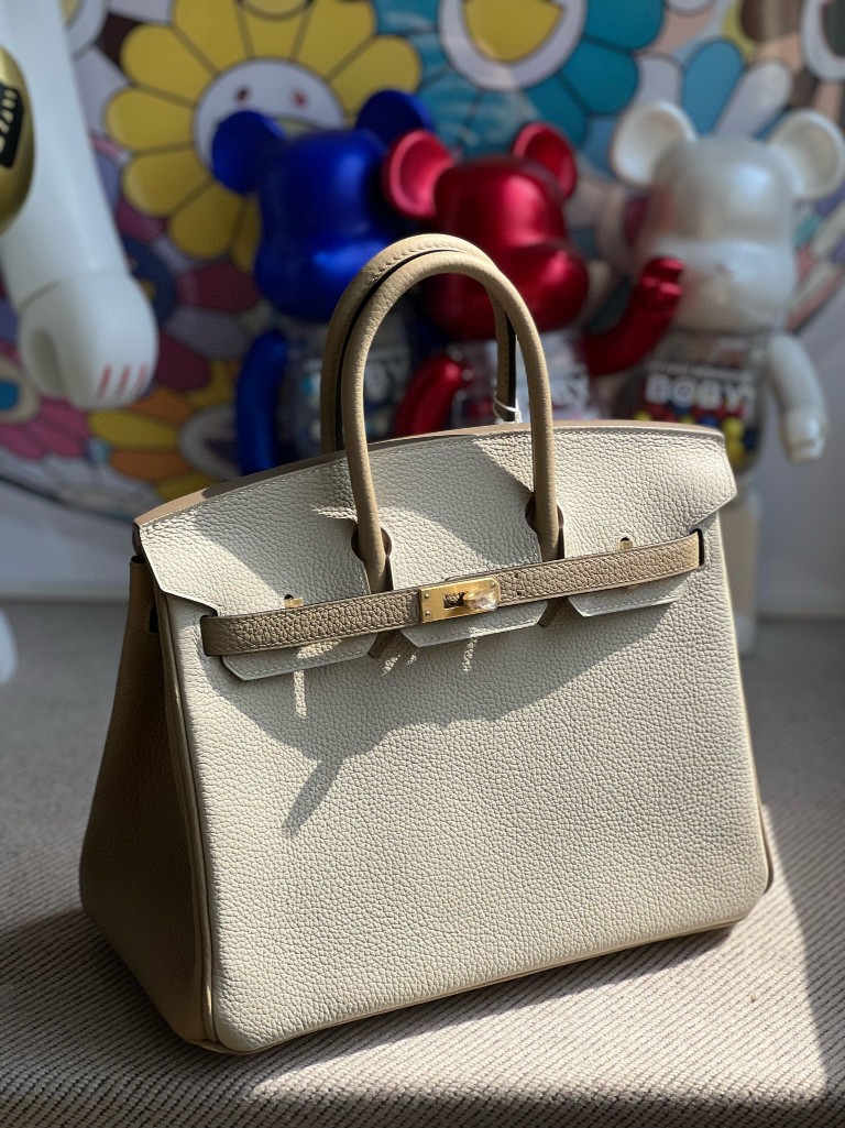 Hermès(爱马仕)Birkin 铂金包 原厂小牛皮 togo 奶昔白 拼 风衣灰 磨砂金扣 马蹄印 25cm 顶级手缝-拉尔森鳄鱼皮具定制 - 爱马仕包包官网 Hermès(爱马仕)Birkin 铂金包 原厂小牛皮 togo 奶昔白 拼 风衣灰 磨砂金扣 马蹄印 25cm 顶级手缝