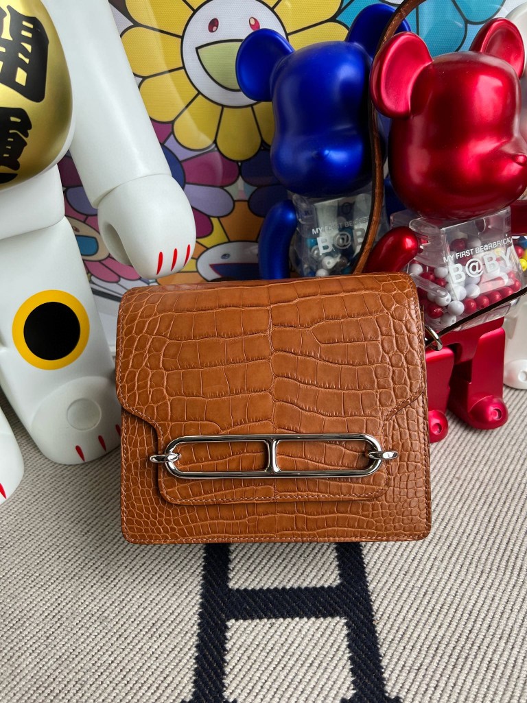 Hermès(爱马仕)Roulis 猪鼻子 Alligator matt 雾面鳄鱼 棕色 gold 银扣 18cm 顶级手缝-拉尔森鳄鱼皮具定制 - 爱马仕包包官网 Hermès(爱马仕)Roulis 猪鼻子 Alligator matt 雾面鳄鱼 棕色 gold 银扣 18cm 顶级手缝