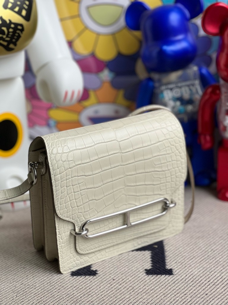 Hermès(爱马仕)Roulis 猪鼻子 Alligator matt 雾面鳄鱼 8L 奶油白 Beton 银扣 18cm 顶级手缝-拉尔森鳄鱼皮具定制 - 爱马仕包包官网 Hermès(爱马仕)Roulis 猪鼻子 Alligator matt 雾面鳄鱼 8L 奶油白 Beton 银扣 18cm 顶级手缝