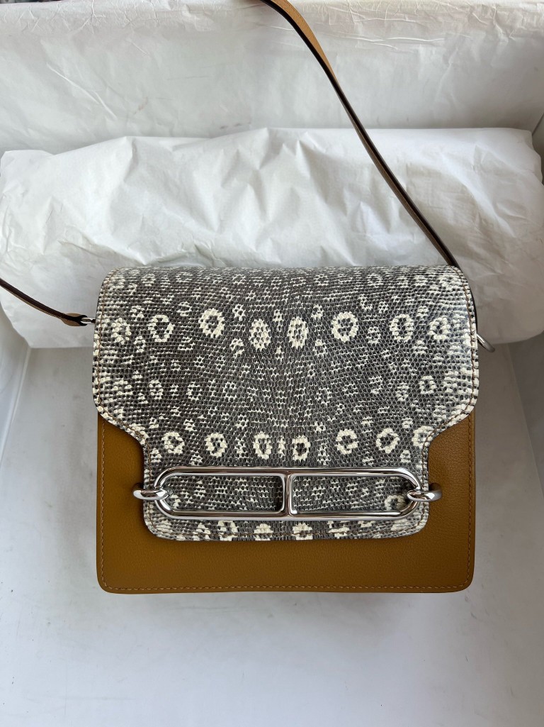 Hermès(爱马仕)Roulis 猪鼻子 evecolor 拼 蜥蜴 芝麻色 拼 自然色 银扣 18cm 顶级手缝-拉尔森鳄鱼皮具定制 - 爱马仕包包官网 Hermès(爱马仕)Roulis 猪鼻子 evecolor 拼 蜥蜴 芝麻色 拼 自然色 银扣 18cm 顶级手缝