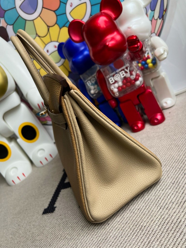 Hermès(爱马仕)Birkin 铂金包 原厂小牛皮 饼干色 拼 风衣灰 磨砂金扣 马蹄印 25cm 顶级手缝-拉尔森鳄鱼皮具定制 - 爱马仕包包官网 Hermès(爱马仕)Birkin 铂金包 原厂小牛皮 饼干色 拼 风衣灰 磨砂金扣 马蹄印 25cm 顶级手缝