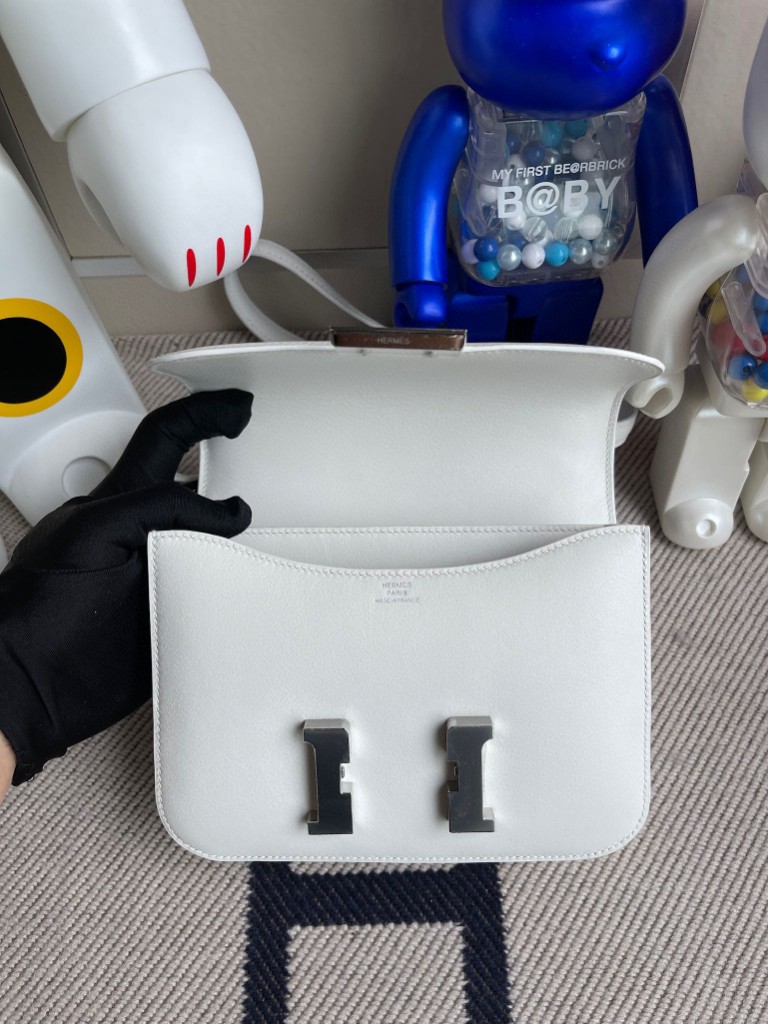 Hermès(爱马仕)Constance 康康 swift 纯白 white 银扣 18cm 顶级手缝-拉尔森鳄鱼皮具定制 - 爱马仕包包官网 Hermès(爱马仕)Constance 康康 swift 纯白 white 银扣 18cm 顶级手缝