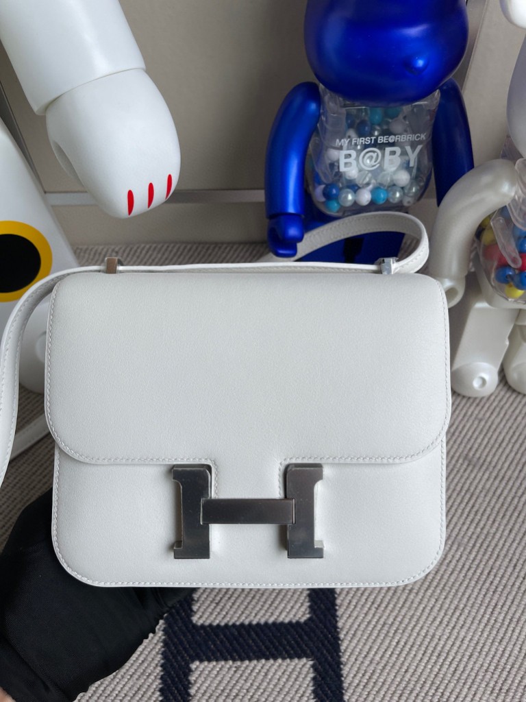 Hermès(爱马仕)Constance 康康 swift 纯白 white 银扣 18cm 顶级手缝-拉尔森鳄鱼皮具定制 - 爱马仕包包官网 Hermès(爱马仕)Constance 康康 swift 纯白 white 银扣 18cm 顶级手缝
