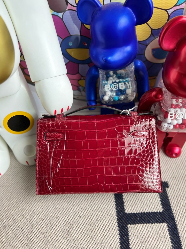Hermès(爱马仕)Mini kelly pochette Alligator shiny 亮面鳄鱼 ck55 爱马仕红 Rouge H 金扣 22cm 顶级手缝-拉尔森鳄鱼皮具定制 - 爱马仕包包官网 Hermès(爱马仕)Mini kelly pochette Alligator shiny 亮面鳄鱼 ck55 爱马仕红 Rouge H 金扣 22cm 顶级手缝