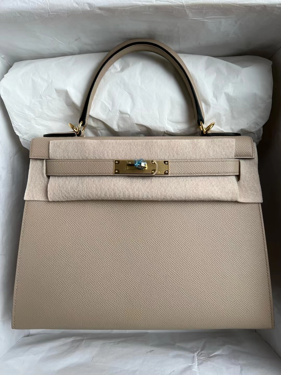 Hermès(爱马仕)Kelly 凯莉包 Epsom S2 风衣灰 金扣 28cm 顶级工艺 全手工缝制-拉尔森鳄鱼皮具定制 - 爱马仕包包官网 Hermès(爱马仕)Kelly 凯莉包 Epsom S2 风衣灰 金扣 28cm 顶级工艺 全手工缝制