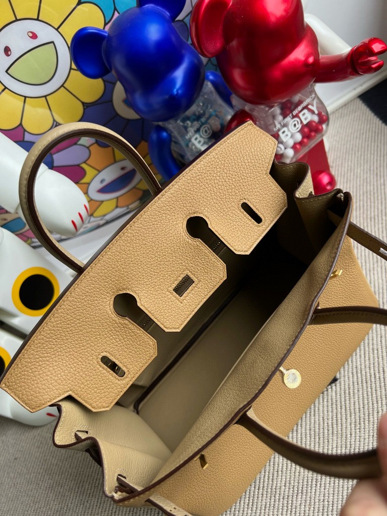 Hermès(爱马仕)Birkin 铂金包 原厂小牛皮 饼干色 拼 风衣灰 磨砂金扣 马蹄印 25cm 顶级手缝-拉尔森鳄鱼皮具定制 - 爱马仕包包官网 Hermès(爱马仕)Birkin 铂金包 原厂小牛皮 饼干色 拼 风衣灰 磨砂金扣 马蹄印 25cm 顶级手缝