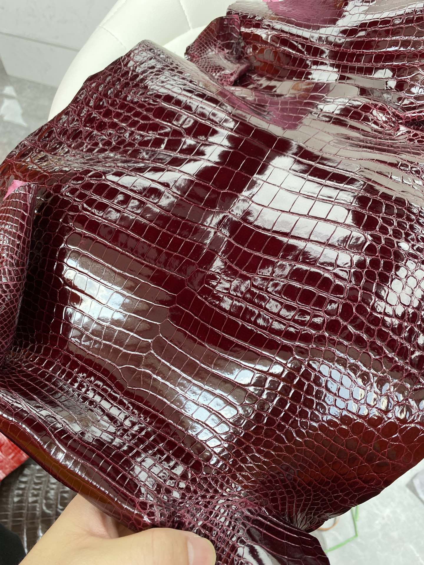 Hermès(爱马仕)新到鳄鱼 Porosus shiny 亮面澳洲湾鳄 ck57 波尔多酒红 Bordeaux-拉尔森鳄鱼皮具定制 - 爱马仕包包官网 Hermès(爱马仕)新到鳄鱼 Porosus shiny 亮面澳洲湾鳄 ck57 波尔多酒红 Bordeaux