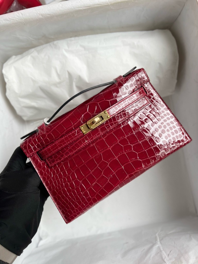 Hermès(爱马仕)Mini kelly pochette Alligator shiny 亮面鳄鱼 ck55 爱马仕红 Rouge H 金扣 22cm 顶级手缝-拉尔森鳄鱼皮具定制 - 爱马仕包包官网 Hermès(爱马仕)Mini kelly pochette Alligator shiny 亮面鳄鱼 ck55 爱马仕红 Rouge H 金扣 22cm 顶级手缝