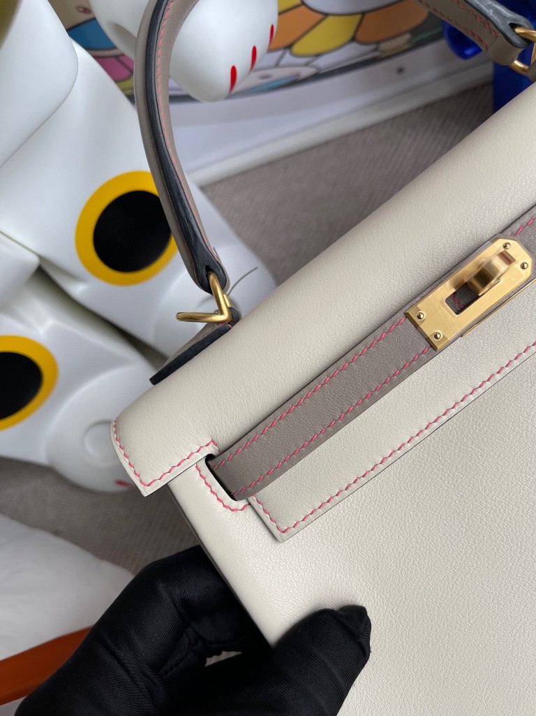 Hermès(爱马仕)Kelly 凯莉包 Swift ck10 奶昔白 拼 M8 沥青灰 磨砂金扣 撞色线 25cm 马蹄印 顶级手缝-拉尔森鳄鱼皮具定制 - 爱马仕包包官网 Hermès(爱马仕)Kelly 凯莉包 Swift ck10 奶昔白 拼 M8 沥青灰 磨砂金扣 撞色线 25cm 马蹄印 顶级手缝