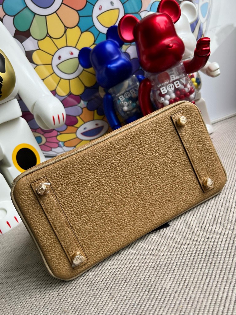 Hermès(爱马仕)Birkin 铂金包 原厂小牛皮 饼干色 拼 风衣灰 磨砂金扣 马蹄印 25cm 顶级手缝-拉尔森鳄鱼皮具定制 - 爱马仕包包官网 Hermès(爱马仕)Birkin 铂金包 原厂小牛皮 饼干色 拼 风衣灰 磨砂金扣 马蹄印 25cm 顶级手缝