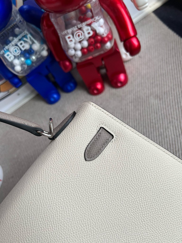 Hermès(爱马仕)Kelly 凯莉包 Epsom 原厂掌纹皮 ck10 奶昔白 拼 M8 沥青灰 银扣 25cm 马蹄印 顶级手缝-拉尔森鳄鱼皮具定制 - 爱马仕包包官网 Hermès(爱马仕)Kelly 凯莉包 Epsom 原厂掌纹皮 ck10 奶昔白 拼 M8 沥青灰 银扣 25cm 马蹄印 顶级手缝