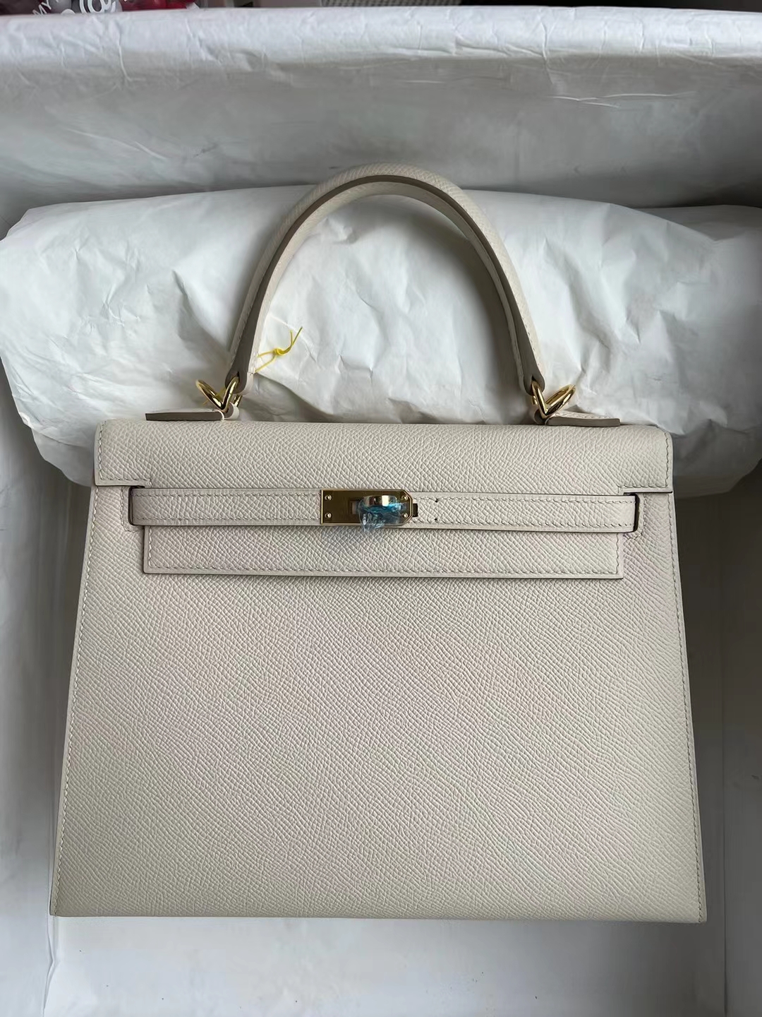 Hermès(爱马仕)Kelly 凯莉包 Epsom Ck10 奶昔白 金扣 25cm 顶级工艺 全手工缝制-拉尔森鳄鱼皮具定制 - 爱马仕包包官网 Hermès(爱马仕)Kelly 凯莉包 Epsom Ck10 奶昔白 金扣 25cm 顶级工艺 全手工缝制